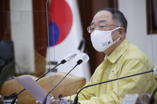 홍남기 경제부총리 겸 기획재정부 장관이 24일 정부서울청사에서 열린 제30차 비상경제 중앙대책본부 회의를 주재하고 있다. 연합뉴스